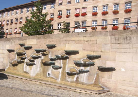 Fischbrunnen nach Albert Feist, seit 1963 am Fnferplatz hinter dem Nürnberger Rathaus