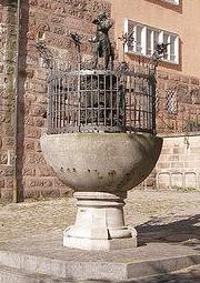 im Aufbau typischer Renaissance-Brunnen in Nürnberg - der Grübelbrunnen
