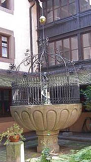 Nürnberg im Spitalhof spielt der Hansel auf dem Brunnen Schalmei