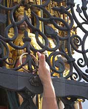 Am Ring vom schönen Brunnen in Nürnberg drehen fördert die Ausschüttung von Glückshormonen