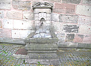 In den Bürgermeisterzwinger versetzter alter Wandbrunnen in Nürnberg