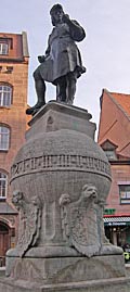 Der Peter-Henlein-Brunnen ist ein Denkmal für den Erfinder der Taschenuhr - dem Nürnberger Ei