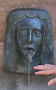 Nachbildung einer Jünglingsmaske des 14. Jh. am Wandbrunnen vom Unschlitthaus in Nürnberg