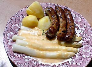 Nürnberger Würstchen mit Spargel, Kartoffeln und Sose holondais