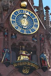 Die Zeit ist abgelaufen,somit auch das  huldigende Männleinlaufen für den König, taglich an der Frauenkirche in Nürnberg zu beobachten