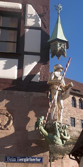 der Heilige Georg als Hausfigur am Pilatushaus Nürnberg