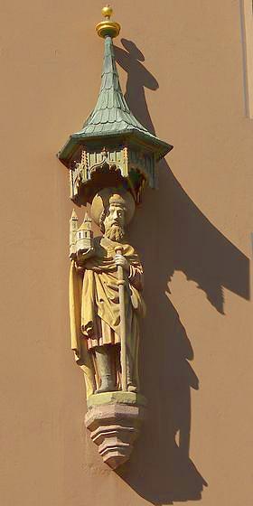 Madonnen-Hausfigur  von Veit Stoß, am Haus Weinmarkt 12 in Nürnberg