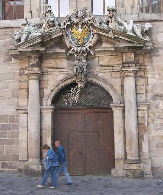 Eines der Figurenportale am Wolff'schen Rathausbau