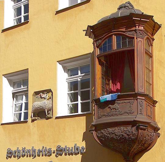 In der Lammsgasse Nürnberg Sebald ist neben einem Holzchörlein mit Lamm auch ein passendes Hauszeichen angebracht