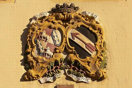 Wappen an einem Haus im Burgviertel von Nürnberg