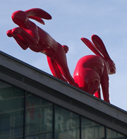 energiegeladene rote Riesenhasen hoppeln über die Fürther Straße in Nürnberg