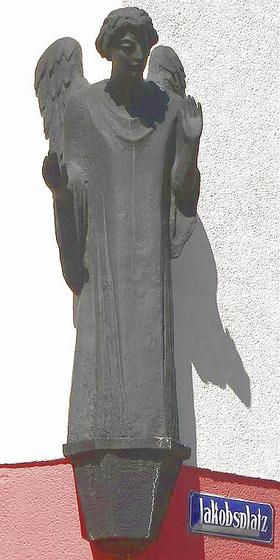 Hausfigur Schwarzer Engel an einer Hausecke in Nürnberg