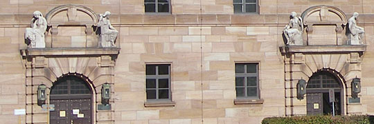 Portalfiguren am Ostbau des Gerichtskomplexes in Nürnberg
