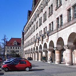 Klar gegliederte Neurenaissance mit Säulengang am Hauptgebäude des Gerichts Nürnberg 