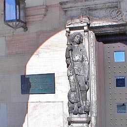 Krieger mit Schwert an einem Portal des Gerichts-Hauptgebäudes in Nürnberg