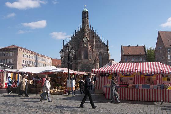 Nürnberg, gotische Frauenkirche, in der sich noch viel um den Kaiser dreht, ein echtes Männleinlaufen.