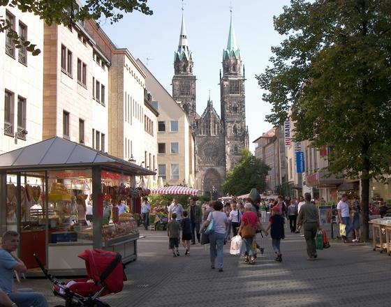 Die Lorenzkirche - hier von der Karolinenstraße aus gesehen - war Mittelpunkt der Lorenzer Altstadt