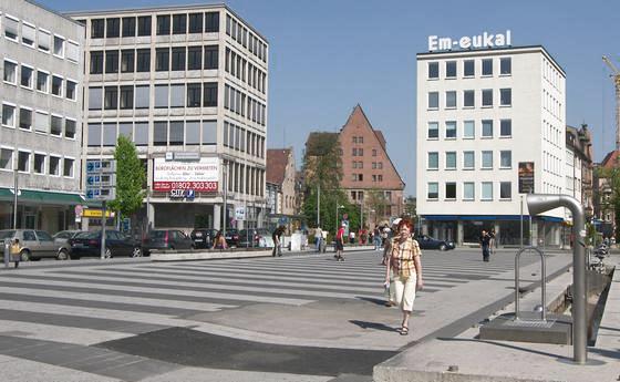 am Kornmark in Nürnbergs Altstadt, die Mauthalle und Zeughaus in Bildmitte sichtbar