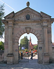 Eingangsportal zum alten Johannisfriedhof in Nürnberg