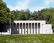 Der Luitpolhain mit so genannter Ehrenhalle für Gefallene zweier Weltkriege