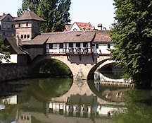 überdachter Brückensteg über die Pegnitz