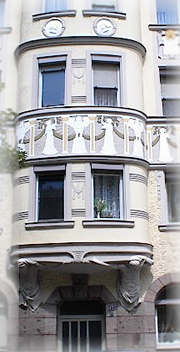 weiße Engel flügeln über die Hausfassade - ein wilhelminisches Band mit breitenr Botschaft  in der Schwabenstraße, Nürnberg