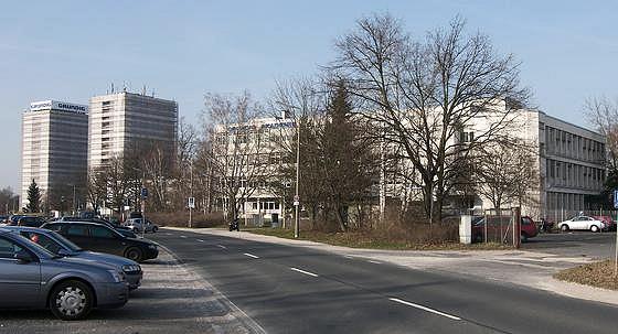 Viel Parkplatz, große Gebäude mit der Grundig-Akademie an der Beuthener Straße in Nürnberg