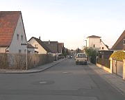 Wie fast überall in der Nürnberger Siedlung Moorenbrunn auch an der Moorenbrunner Straße zweigeschossige Siedlungshäuser aus 1933/38