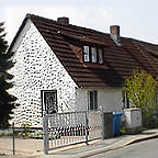 Marterlach neben Werderau/Nürnberg - bei einigen Reihenhäuseln kann man unter dem Putz Bruchmauersteine vermuten